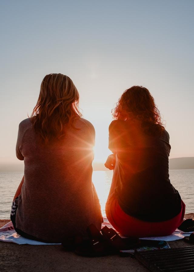 Two women sitting together Unveiling the contrasting dynamics between a best friend and a Favorite Person (FP) for individuals with Borderline Personality Disorder (BPD)