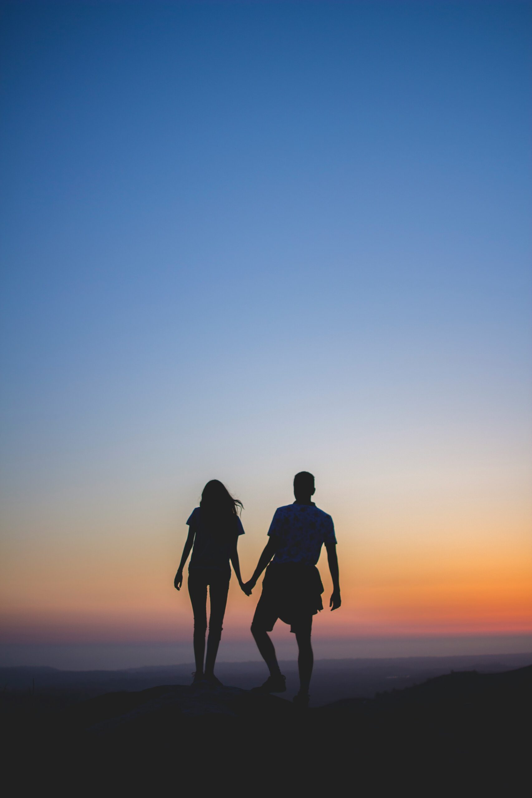 man and woman standing on the beach after healing their anxious attachment and love avoidant labels.