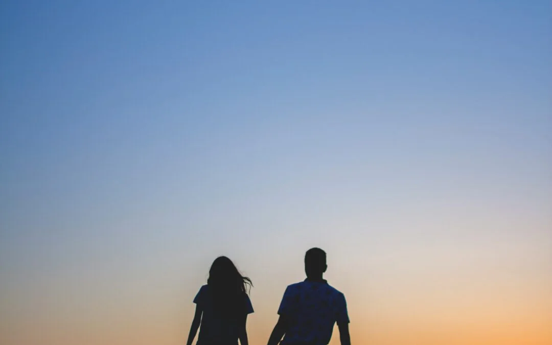 man and woman standing on the beach after healing their anxious attachment and love avoidant labels.